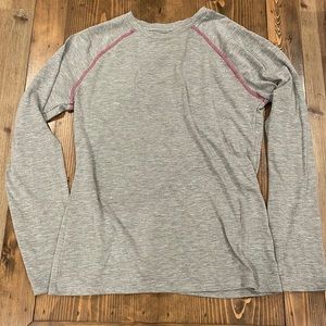 Orvis women’s long sleeve top, gray with pink stitching 🤍💗